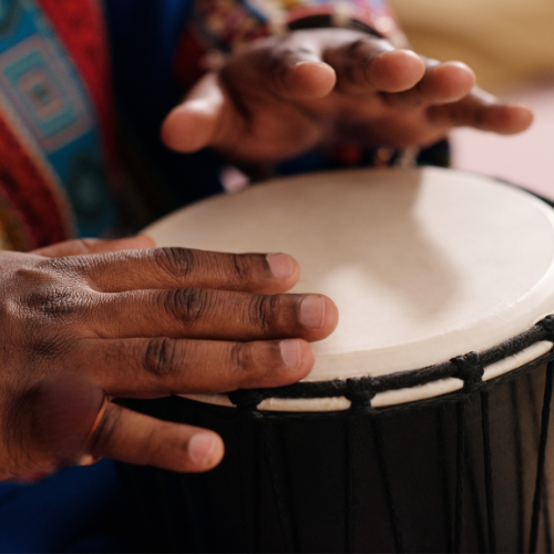 manos afro tocando un tambor